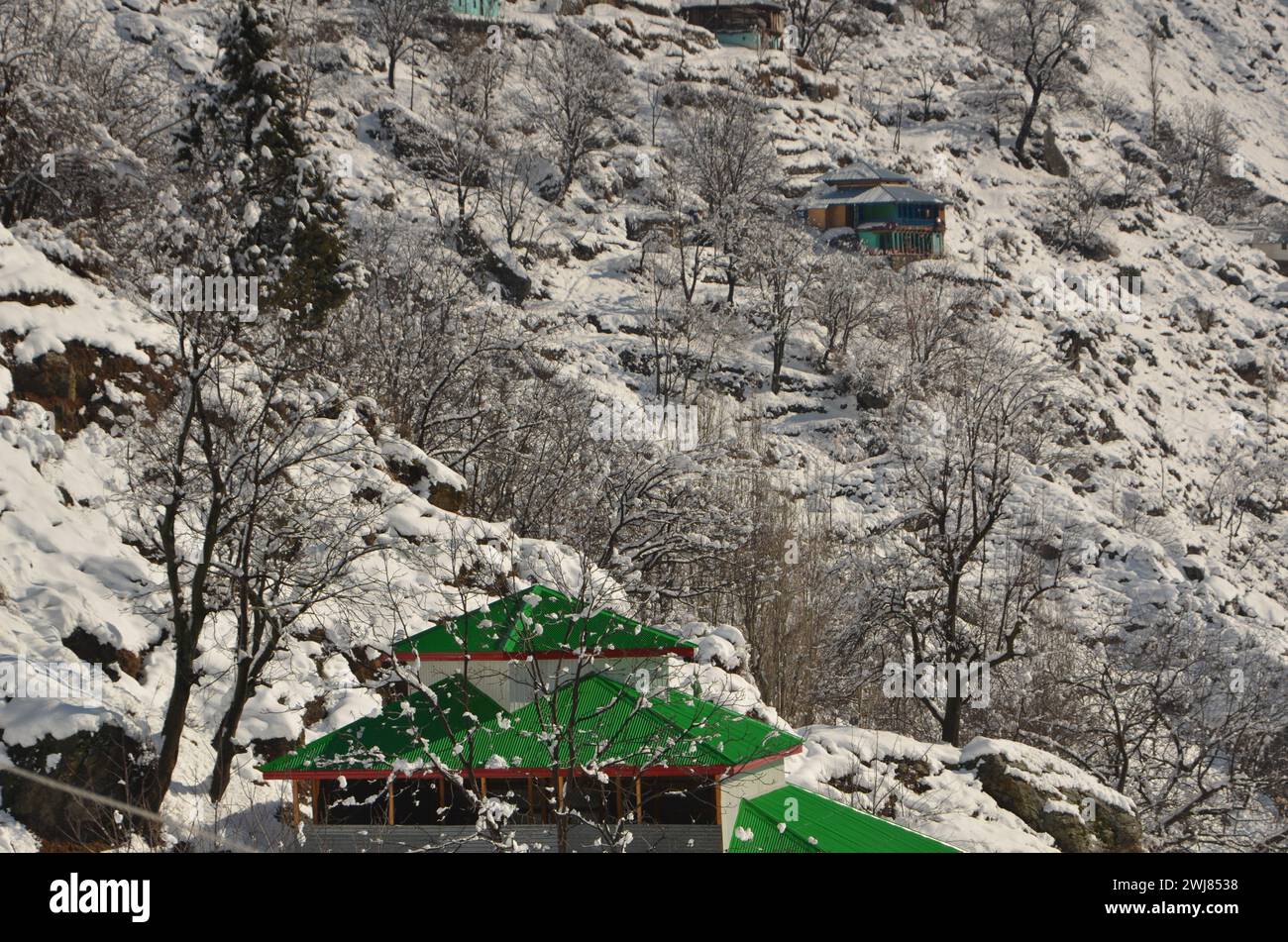 Sonniger Tag nach starkem Schneefall auf naran-Khan-Bildern Stockfoto
