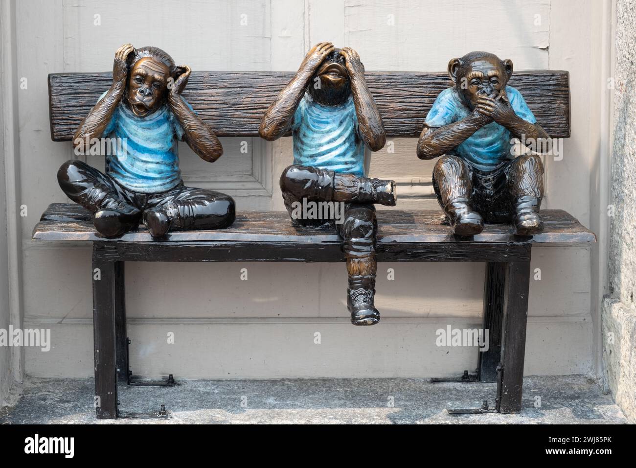 Drei Metallaffen auf einer Bank. Sprichwörtliches Prinzip: „Kein Böses sehen, kein Böses hören, kein Böses sprechen“ Stockfoto