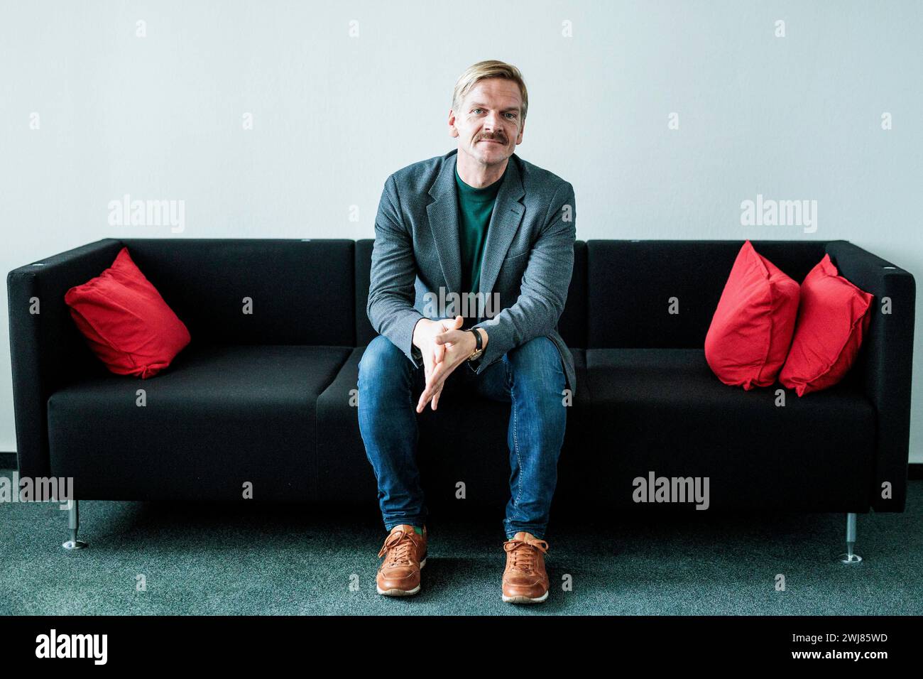 Berlin, Deutschland. Februar 2024. Gordon Repinski, Chefredakteur des Nachrichtenportals Politico, fotografierte während eines Interviews mit der deutschen Presseagentur dpa in der Redaktion im Springer Hochhaus. Quelle: Carsten Koall/dpa/Alamy Live News Stockfoto