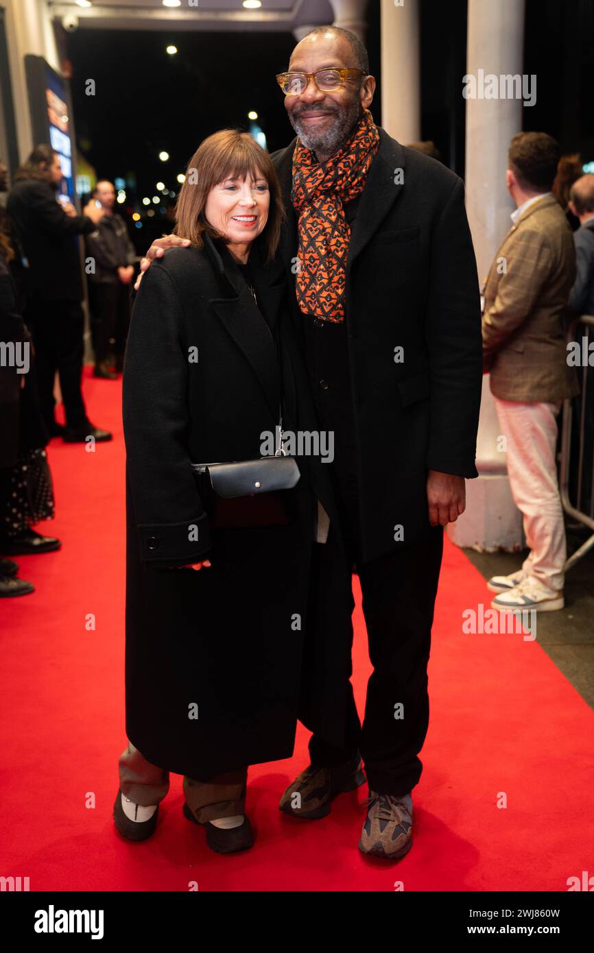 Lisa Makin und Lenny Henry kommen zur Presseveranstaltung von Just for One Day, dem Live Aid-Musical im Old Vic Theatre in London. Bilddatum: Dienstag, 13. Februar 2024. Stockfoto