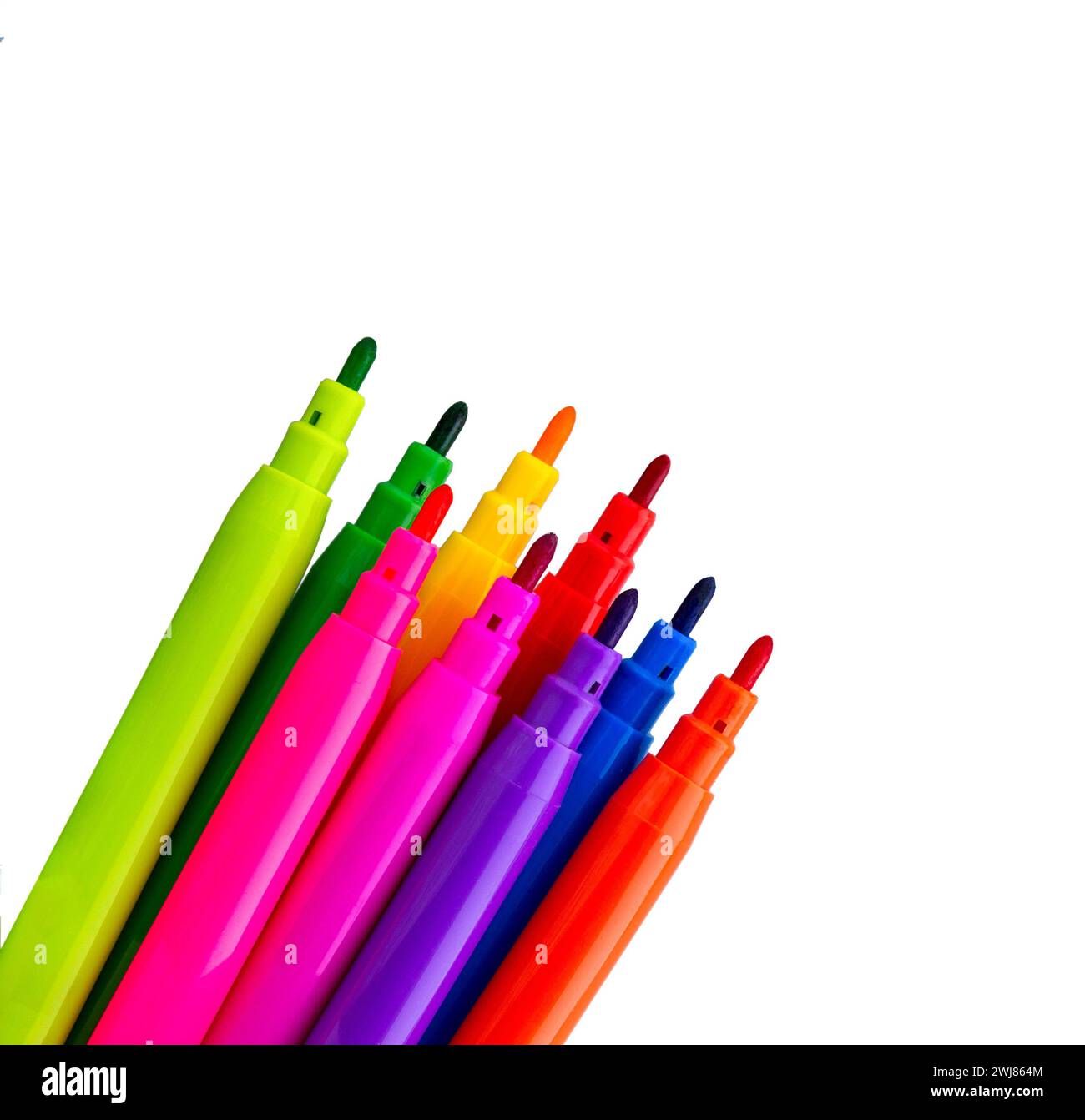 Filzstifte. Mehrfarbige Filzstifte isoliert auf weißem Hintergrund. Bunte Stifte, Set. Wanne mit farbigen Markierungsstiften. Stockfoto
