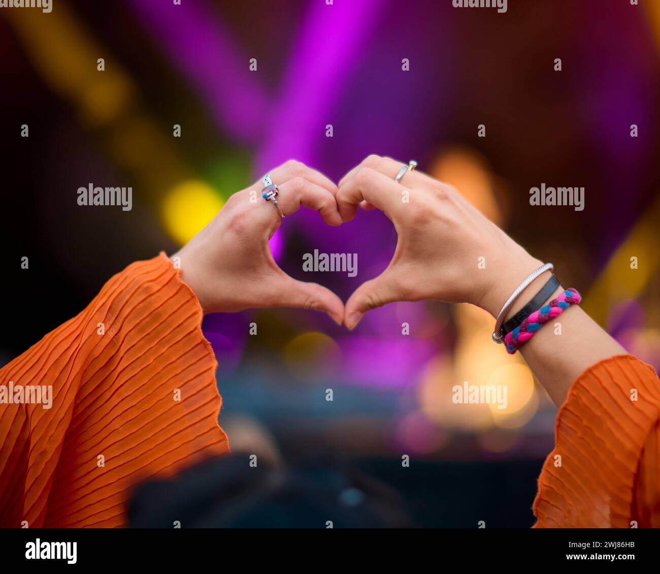 Nahaufnahme Einer Person, Die Beim Outdoor Summer Music Festival Eine Herzförmige Handgeste Macht Stockfoto
