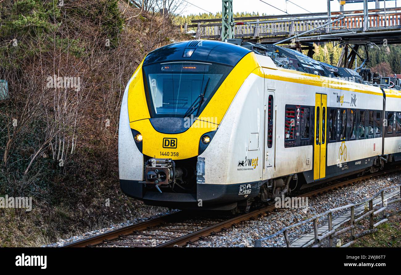 Ein Alstom Cordia Continental von DB Regional ist entlang des Schluchsees im Hochschwarzwald unterwegs. (Schluchsee, Deutschland, 30.12.2023) Stockfoto