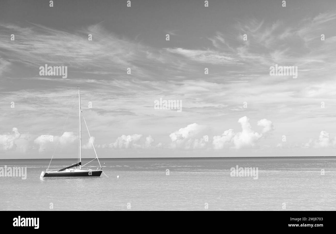 Sommerurlaub Yachting am Meer, Kopierraum. Foto von Sommerurlaubsyachten am Strand. Sommerurlaub Yachting. Sommerurlaub Yachting at Stockfoto