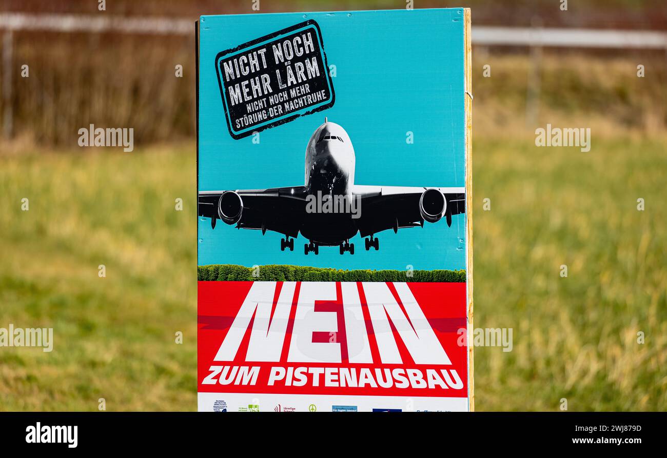 Abstimmungsplakat für ein Nein zur Pistenverlängerung des Flughafen Zürich. Das Plakat ist vom überparteilichen Komitee. (Glattfelden, Schweiz) Stockfoto