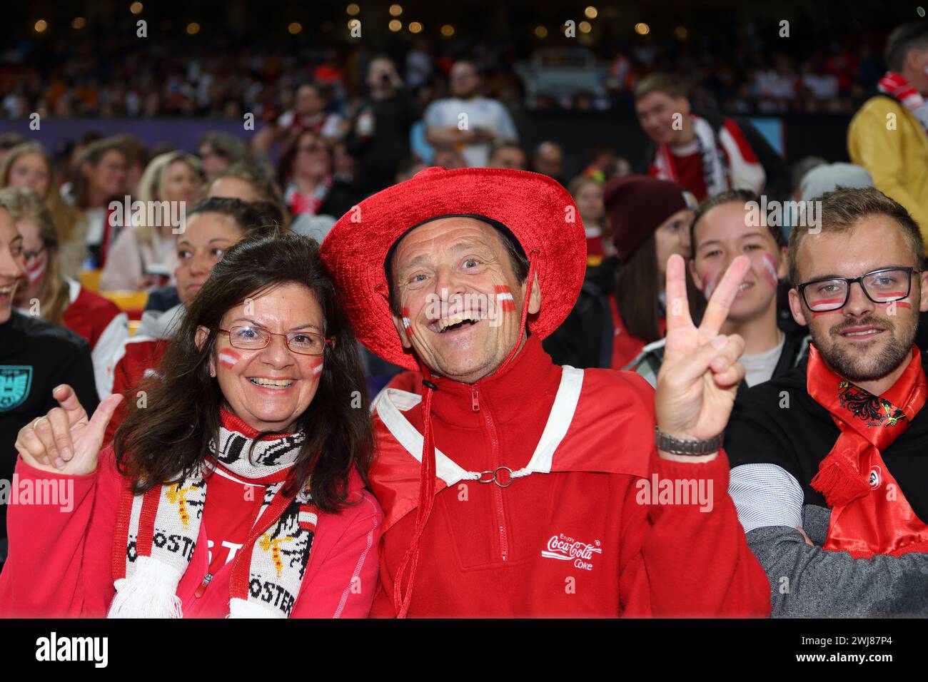 Österreich Fans geben Siegeszeichen vor England gegen Österreich UEFA Women's Euro 6 July 2022 Old Trafford Manchester Stockfoto