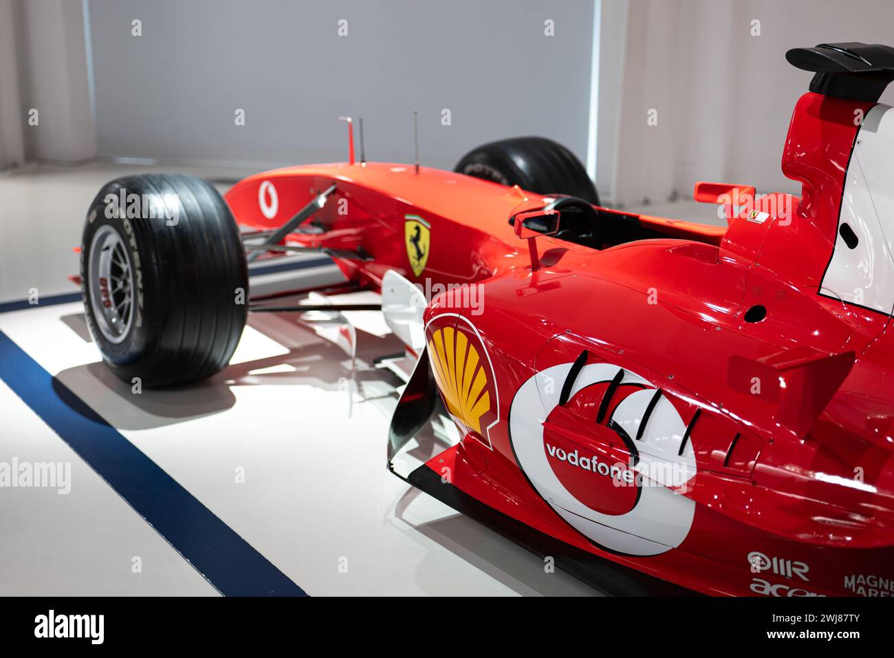 MODENA, ITALIEN - 21. APRIL 2022: Roter Ferrari Formel 1 F2003-GA-Wagen im Modena Museum, Italien Stockfoto