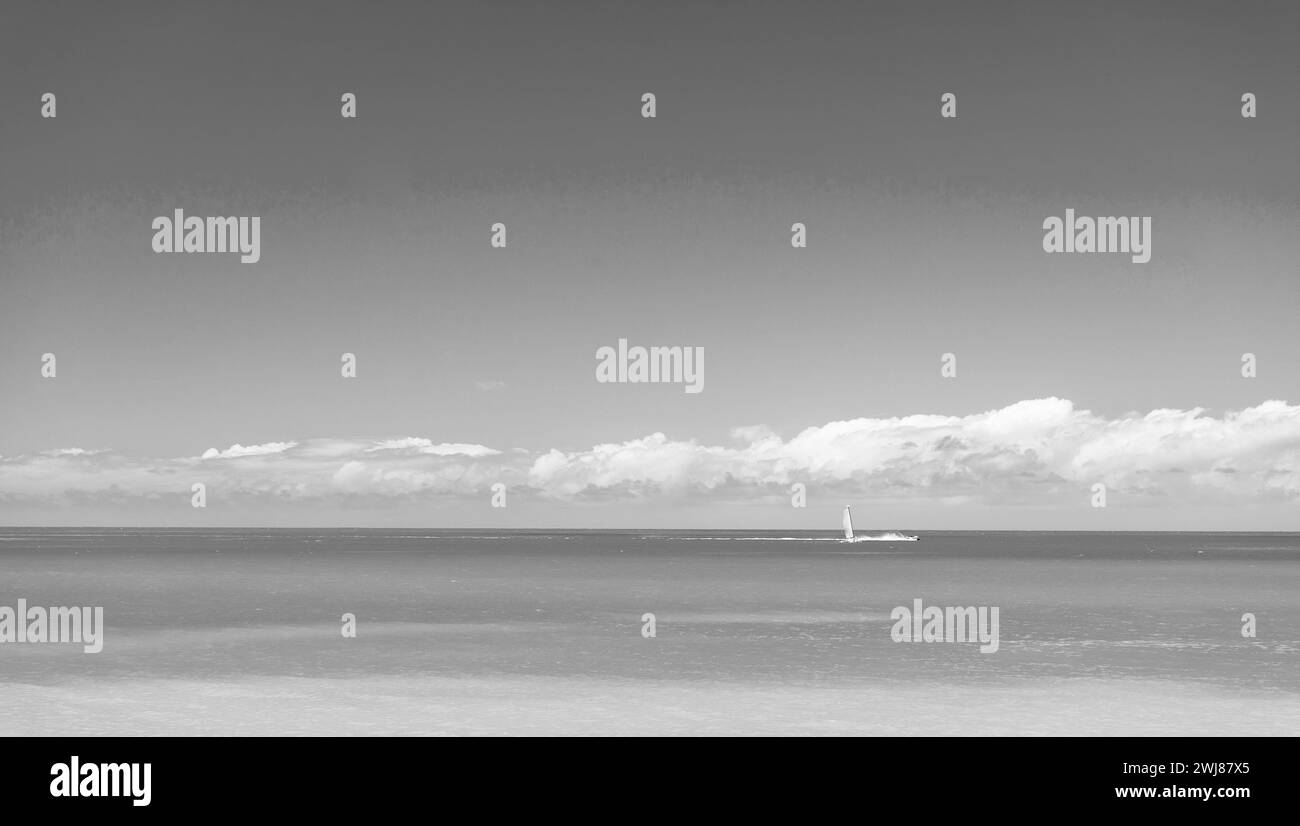 Erleben Sie die Natur im Sommer mit einer Yacht am Horizont. Meer Sommer Natur im Urlaub. Die Natur des Meeres mit türkisfarbenem Wasser. Foto von Seascape Summ Stockfoto