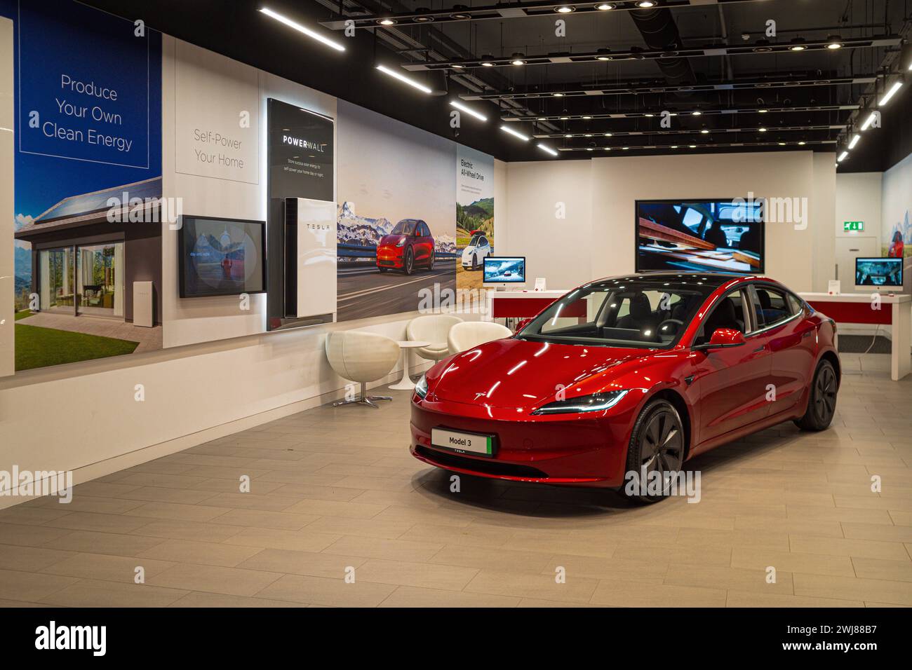 Tesla Showroom UK – Tesla Car Sales Centre in einem Einkaufszentrum in Großbritannien Stockfoto