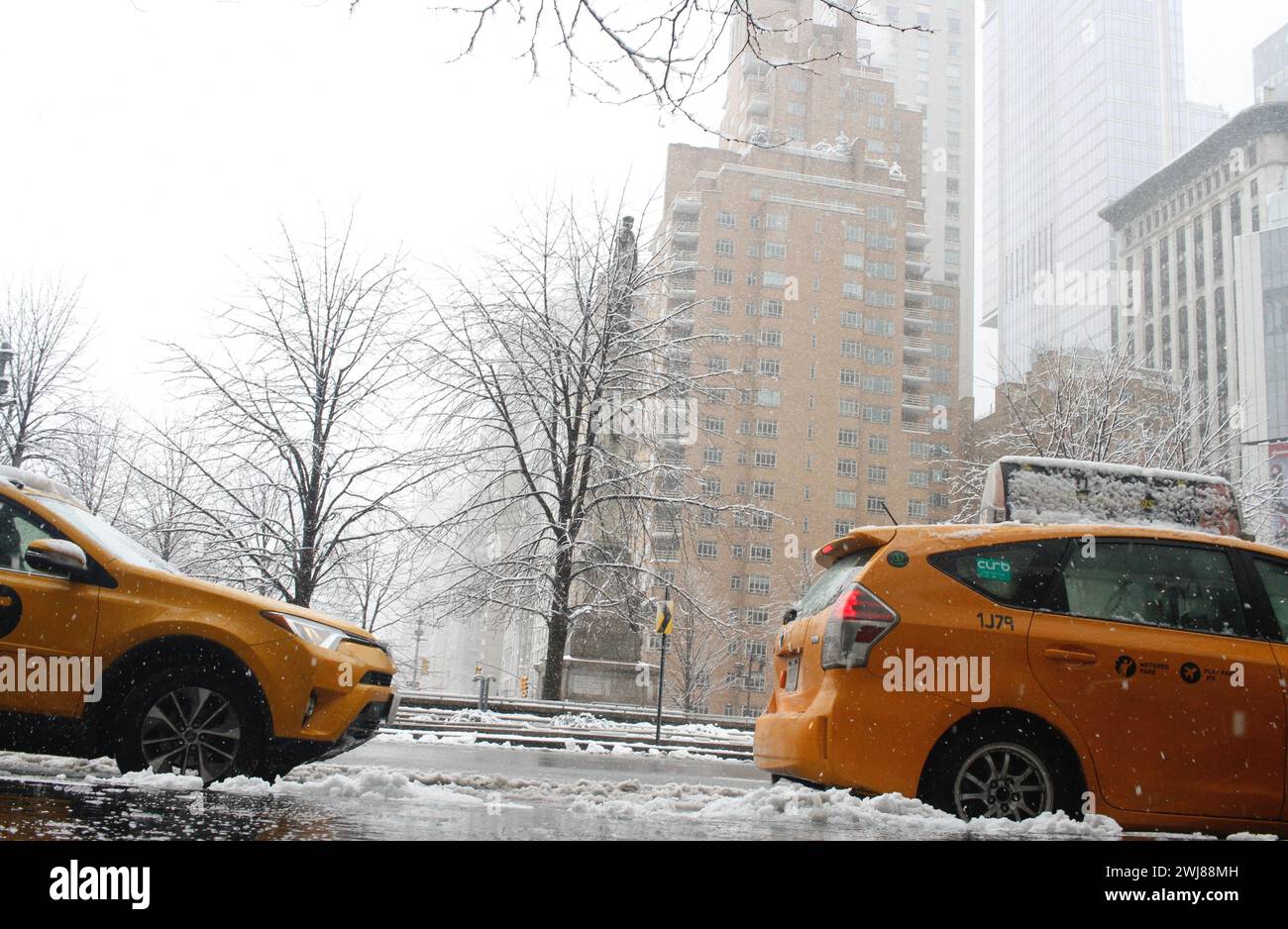 13. Februar 2024, New York City, New York: (NEU) schwerer Schnee schlägt New York und Nordosten, was zu Reisegefahren und Flugverspätungen führt. 13. Februar 2024, New York, USA: New York City und Nordosten sind von starkem Schnee getroffen worden, was Reisegefahren und Flugverspätungen sowie Schwierigkeiten für New Yorker und Touristen mit sich bringt. Dies könnte sein größter Schneesturm seit zwei Jahren sein, vor allem zwischen 8:00 Uhr und 11:00 Uhr und die Erwartung von 6 Zoll oder mehr von diesem Sturm. Foto: Niyi Fote/Thenews2 (Foto: Niyi Fote/Thenews2/Zumapress) (Foto: © Niyi Fote/TheNEWS2 via ZUMA Press Wire) EDIT Stockfoto