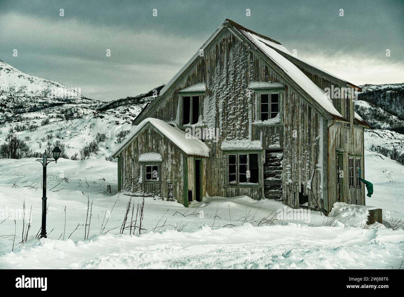 Verlassenes Haus, Skrolsvik, Festung, erbaut von der deutschen Wehrmacht 1941, heute Ruinen, Museum und verlorener Ort, Senja, Norwegen. Winter mit Schnee Stockfoto
