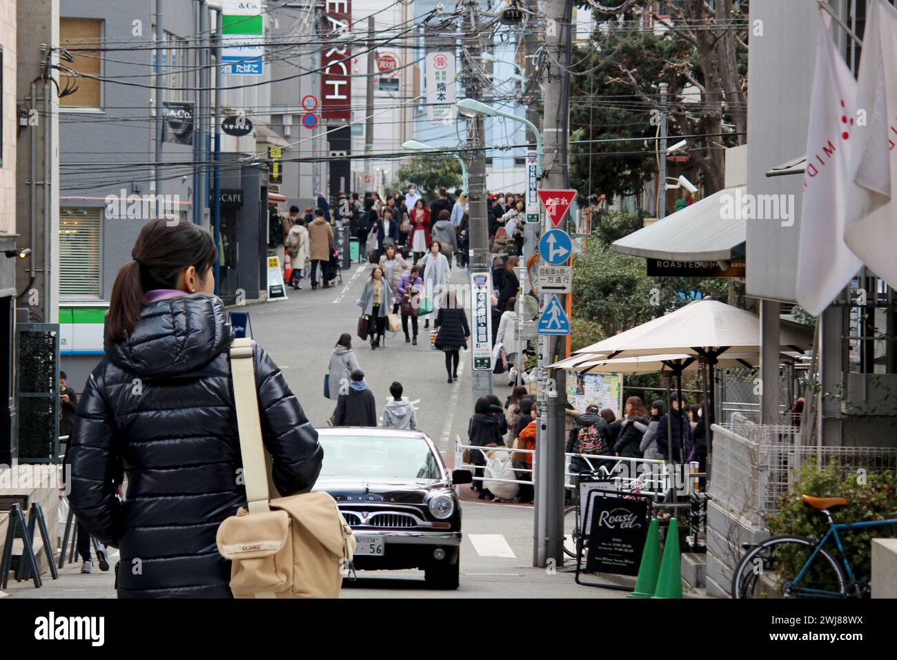 Das tägliche Leben in Japan Landschaft einer Seitenstraße in Shibuya während eines Urlaubs, voll mit Menschen, die ihre Freizeit genießen Stockfoto