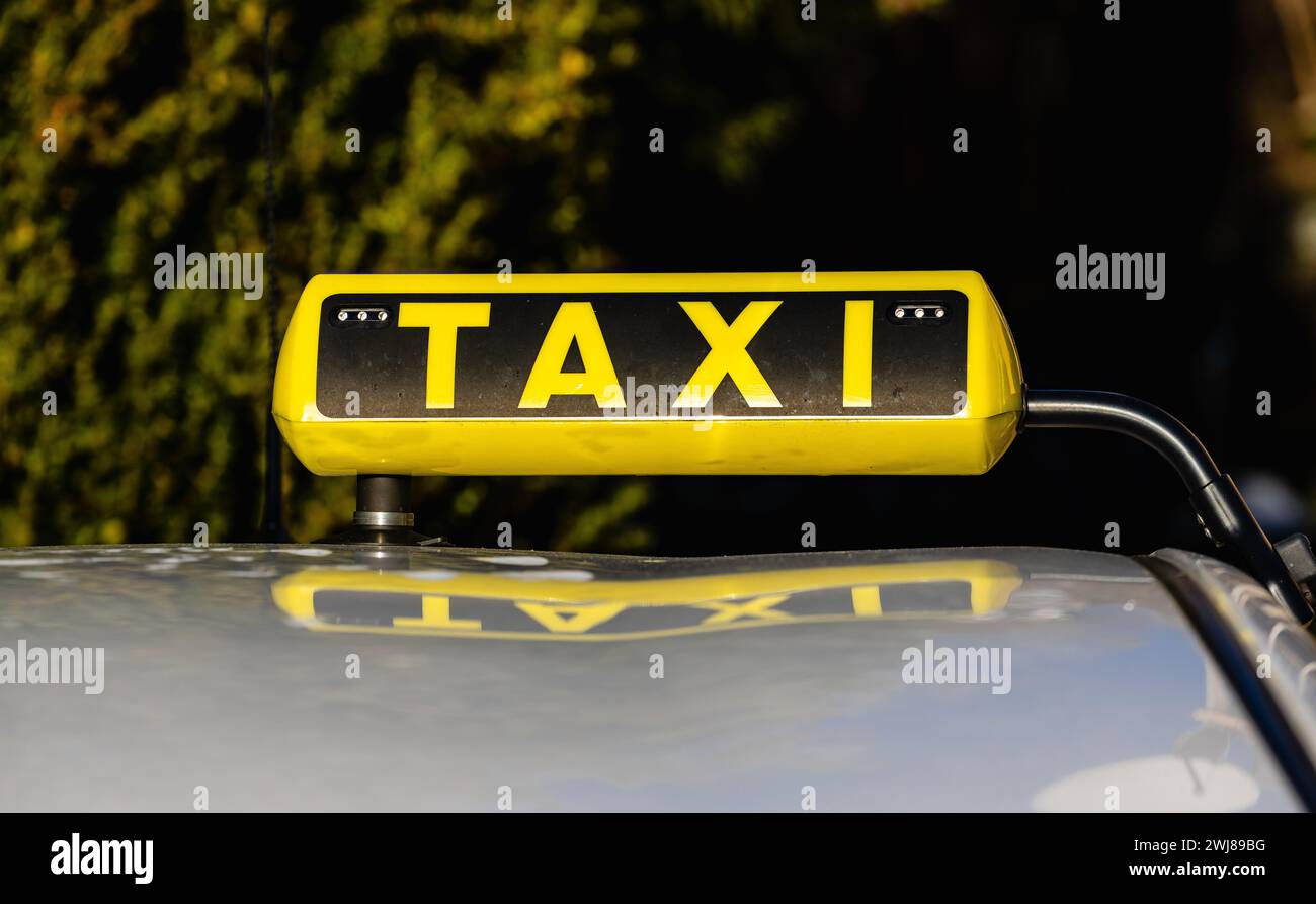 Ein Schild mit der Aufschrift Taxi auf dem Dach eines Fahrzeuges. (Titisee-Neustadt, Deutschland, 21.01.2024) Stockfoto