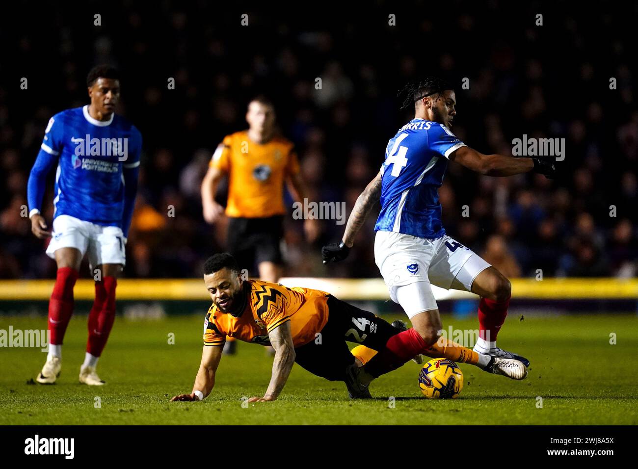 Die Jordan Cousins von Cambridge United (links) und Myles Peart-Harris von Portsmouth kämpfen um den Ball während des Spiels der Sky Bet League One im Fratton Park, Portsmouth. Bilddatum: Dienstag, 13. Februar 2024. Stockfoto