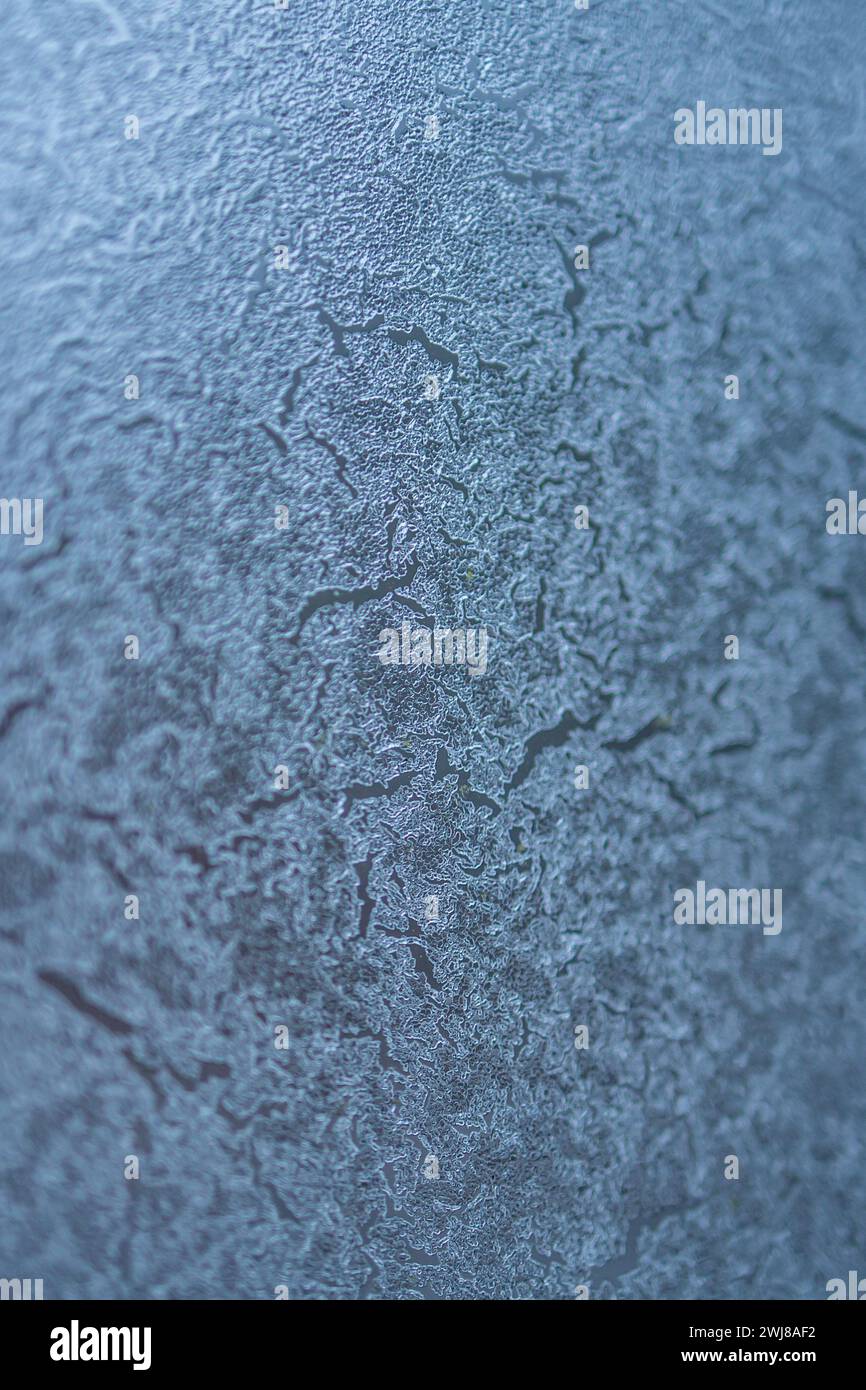 Abstraktes Muster von Eiskristallen an einem frostigen Fenster Stockfoto