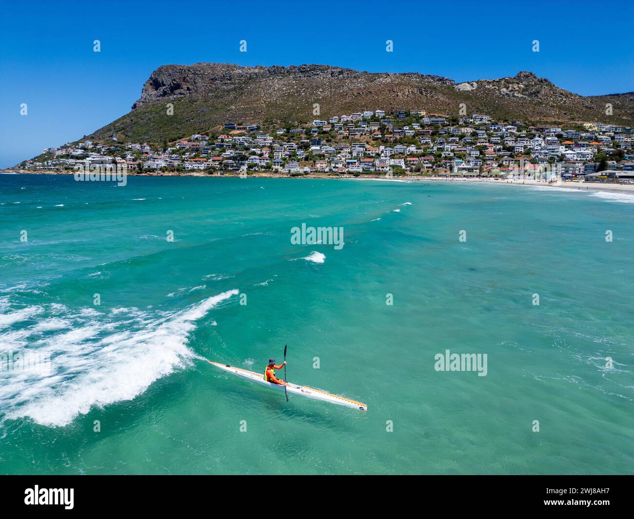 Surfski mit einer Welle zum Fish Hoek Beach, Fish Hoek, Kapstadt, Südafrika Stockfoto
