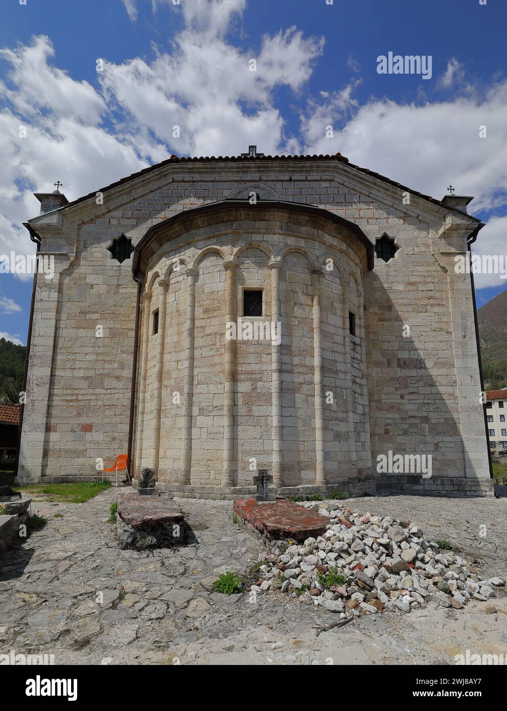 348 Gräber und Apsis der 1834-1864 erbauten, byzantinisch-römischen Renaissance-Kirche St. Nicolas-Sveti Nikola. Vevchani-Nordmazedonien. Stockfoto