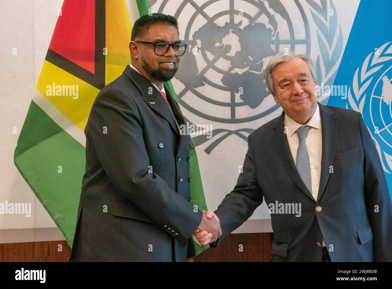 Der Generalsekretär Antonio Guterres trifft sich am 13. Februar 2024 mit Mohamed Irfaan Ali, dem Präsidenten der kooperativen Republik Guyana, im Hauptquartier der Vereinten Nationen in New York Stockfoto