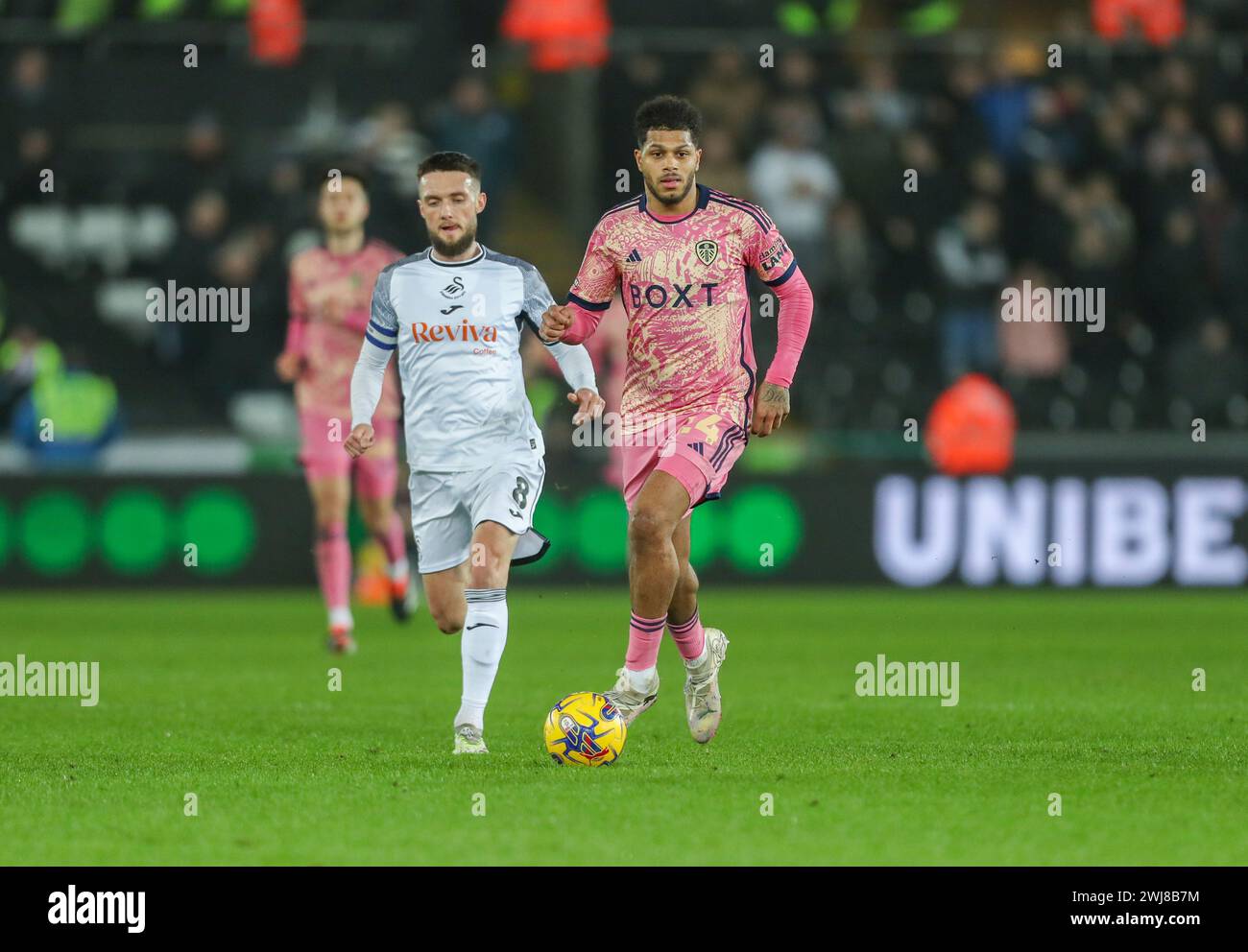 Swansea.com Stadium, Swansea, Großbritannien. Februar 2024. EFL Championship Football, Swansea City gegen Leeds United; Georginio Rutter von Leeds United bringt den Ball unter Druck von Matt Grimes von Swansea City Credit: Action Plus Sports/Alamy Live News Stockfoto