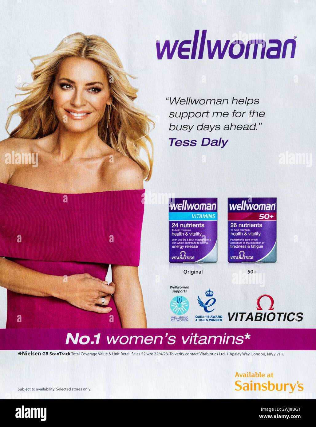 Zeitschriftenwerbung für Vitabiotics Wellwoman Vitamine. Sainsbury's Magazine. Juli 2023. Stockfoto