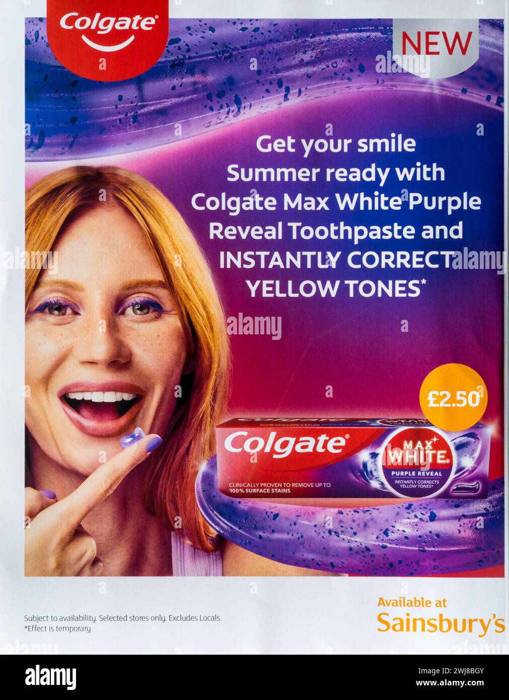 Werbung für Colgate Max White Purple Reveal Zahnpasta. Sainsbury's Magazine. Juli 2023. Stockfoto