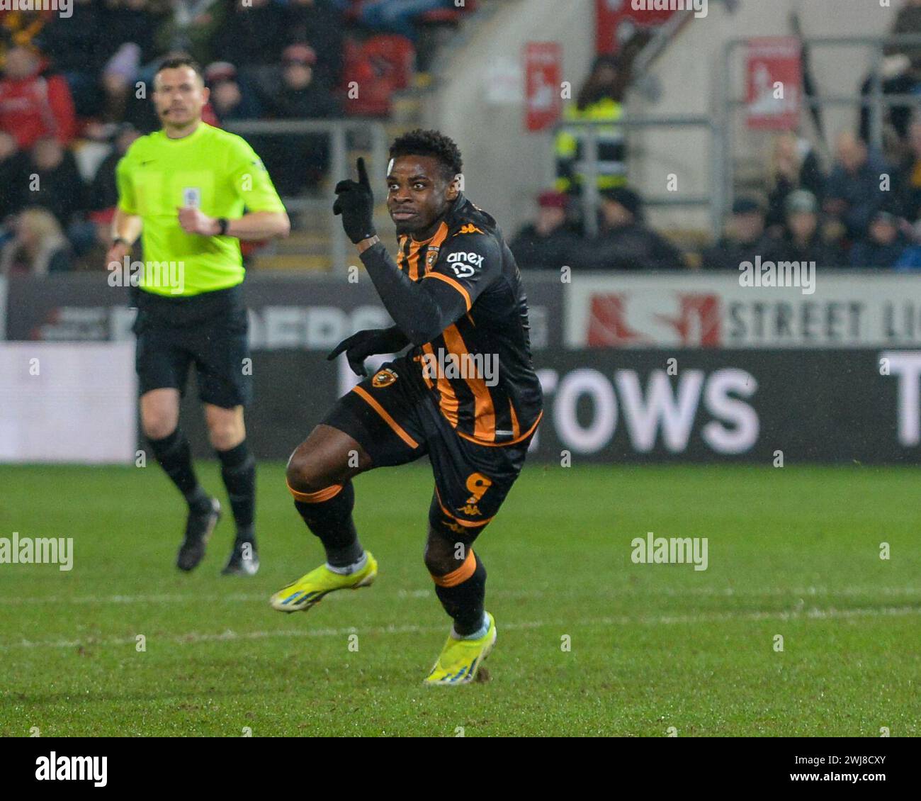 Noah Ohio aus Hull City feiert sein Ziel, es 1-0 während des Sky Bet Championship Matches Rotherham United gegen Hull City im New York Stadium, Rotherham, Vereinigtes Königreich, 13. Februar 2024 (Foto: Craig Cresswell/News Images) Stockfoto