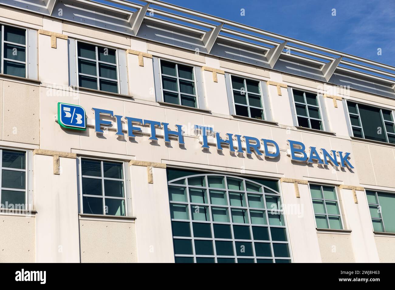 Fifth Third Bank ist eine 1858 gegründete US-amerikanische Bank mit über 1.000 Standorten in den Vereinigten Staaten. Stockfoto Fifth Third Bank ist eine 1858 gegründete US-amerikanische Bank mit über 1.000 Standorten in den Vereinigten Staaten. Stockfoto