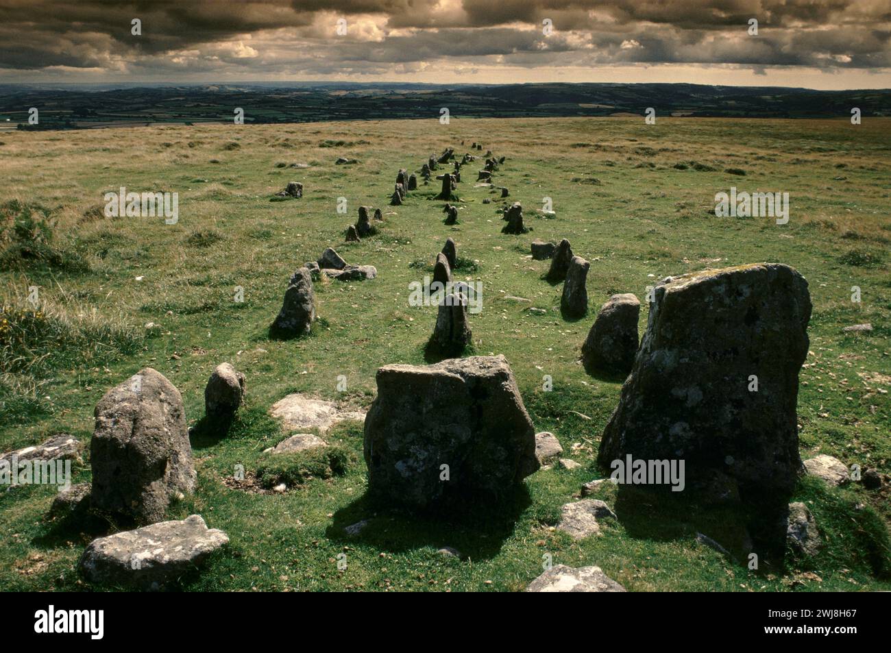 Der Friedhof ist auch bekannt als der Friedhof bei Cawsand Beacon, Nr South Zeal, Dartmoor Devon England. An der Spitze dieser bronzezeitlichen Dreisteinreihe befinden sich die Überreste einer Grabzyste. England 1993. 1990 HOMER SYKES Stockfoto