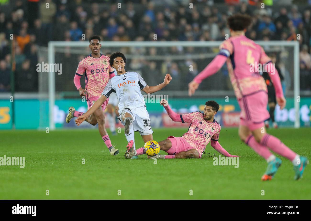 Swansea.com Stadium, Swansea, Großbritannien. Februar 2024. EFL Championship Football, Swansea City gegen Leeds United; Bashir Humphreys aus Swansea City wird von Georginio Rutter von Leeds United bekämpft Stockfoto