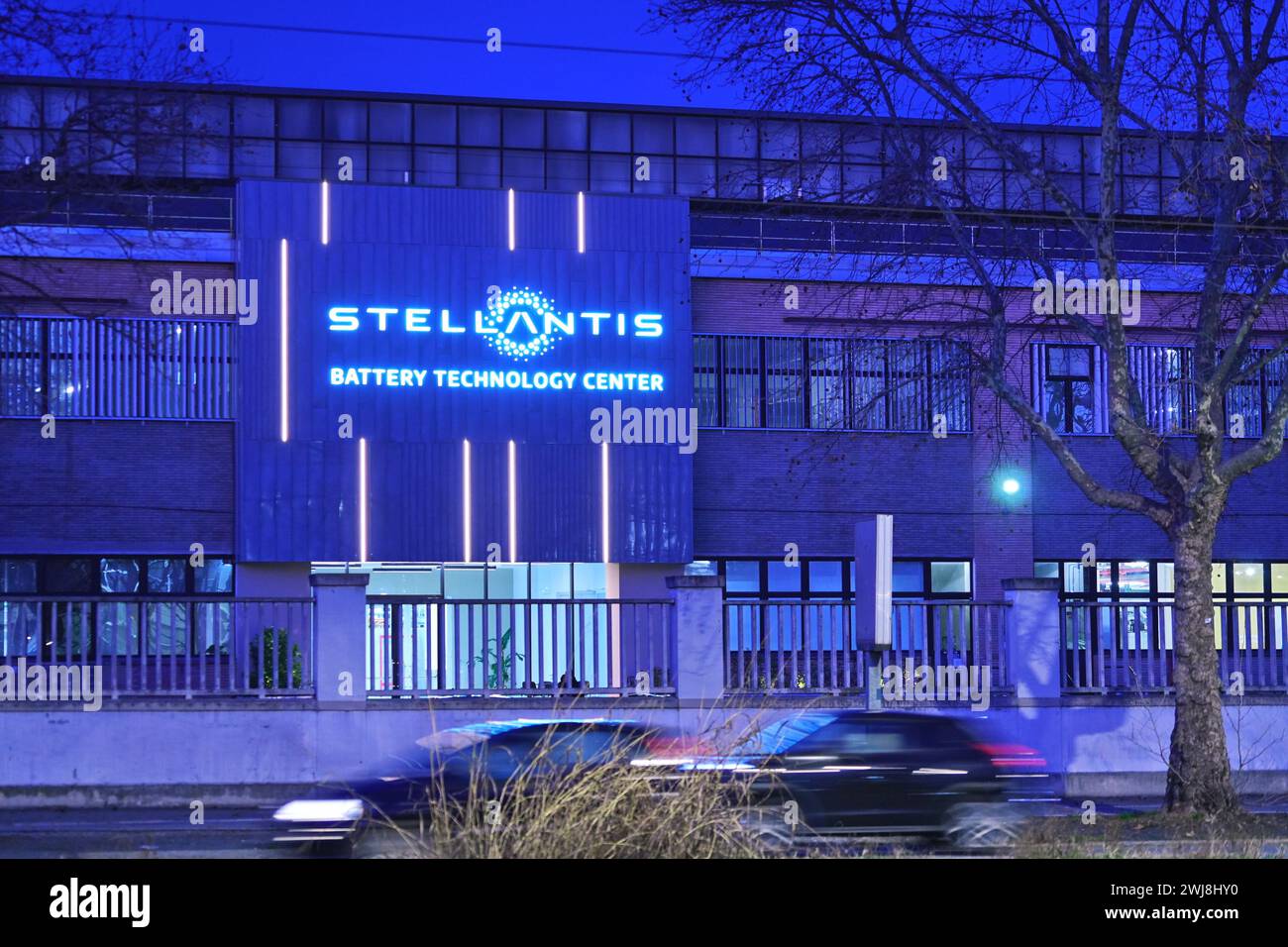 Turin, Italien - Februar 2024: Das Stellantis-Logo am Eingang der Mirafiori-Fabrik in Turin. Stockfoto