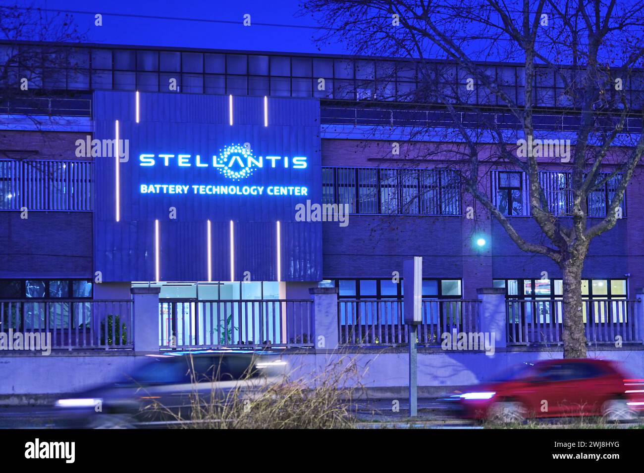 Turin, Italien - Februar 2024: Das Stellantis-Logo am Eingang der Mirafiori-Fabrik in Turin. Stockfoto