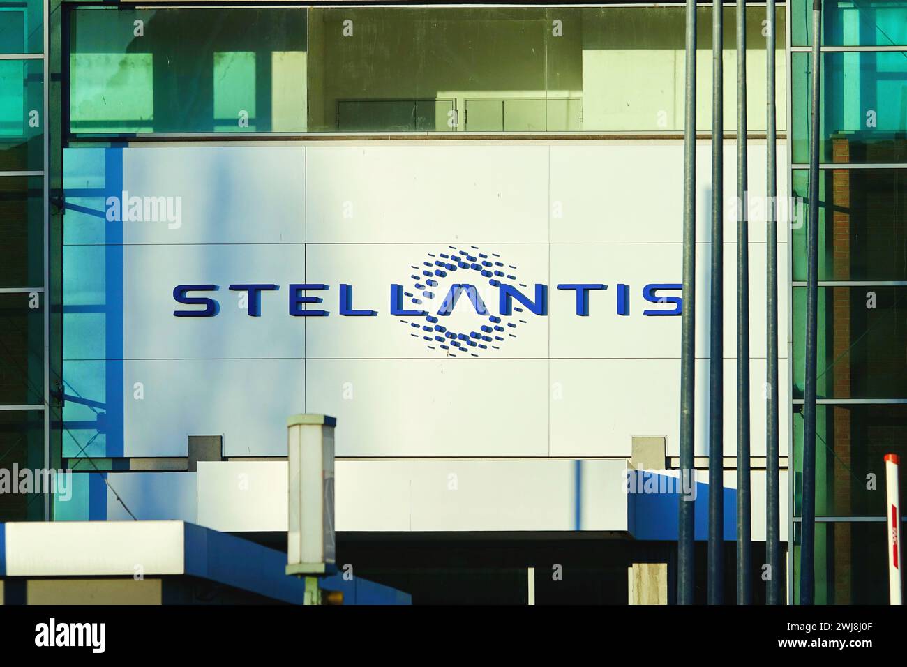 Turin, Italien - Februar 2024: Das Stellantis-Logo am Eingang der Mirafiori-Fabrik in Turin. Stockfoto