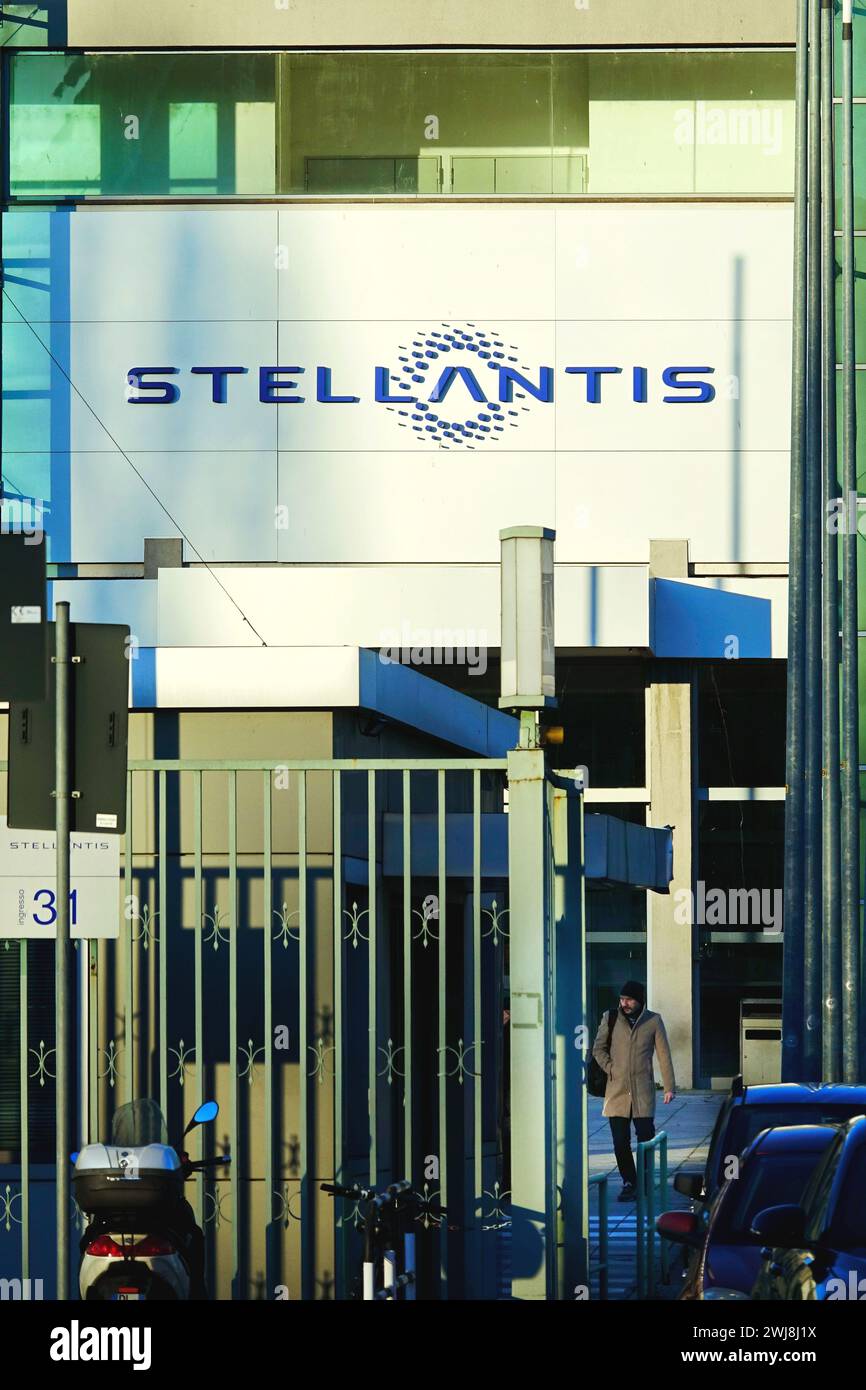 Turin, Italien - Februar 2024: Das Stellantis-Logo am Eingang der Mirafiori-Fabrik in Turin. Stockfoto