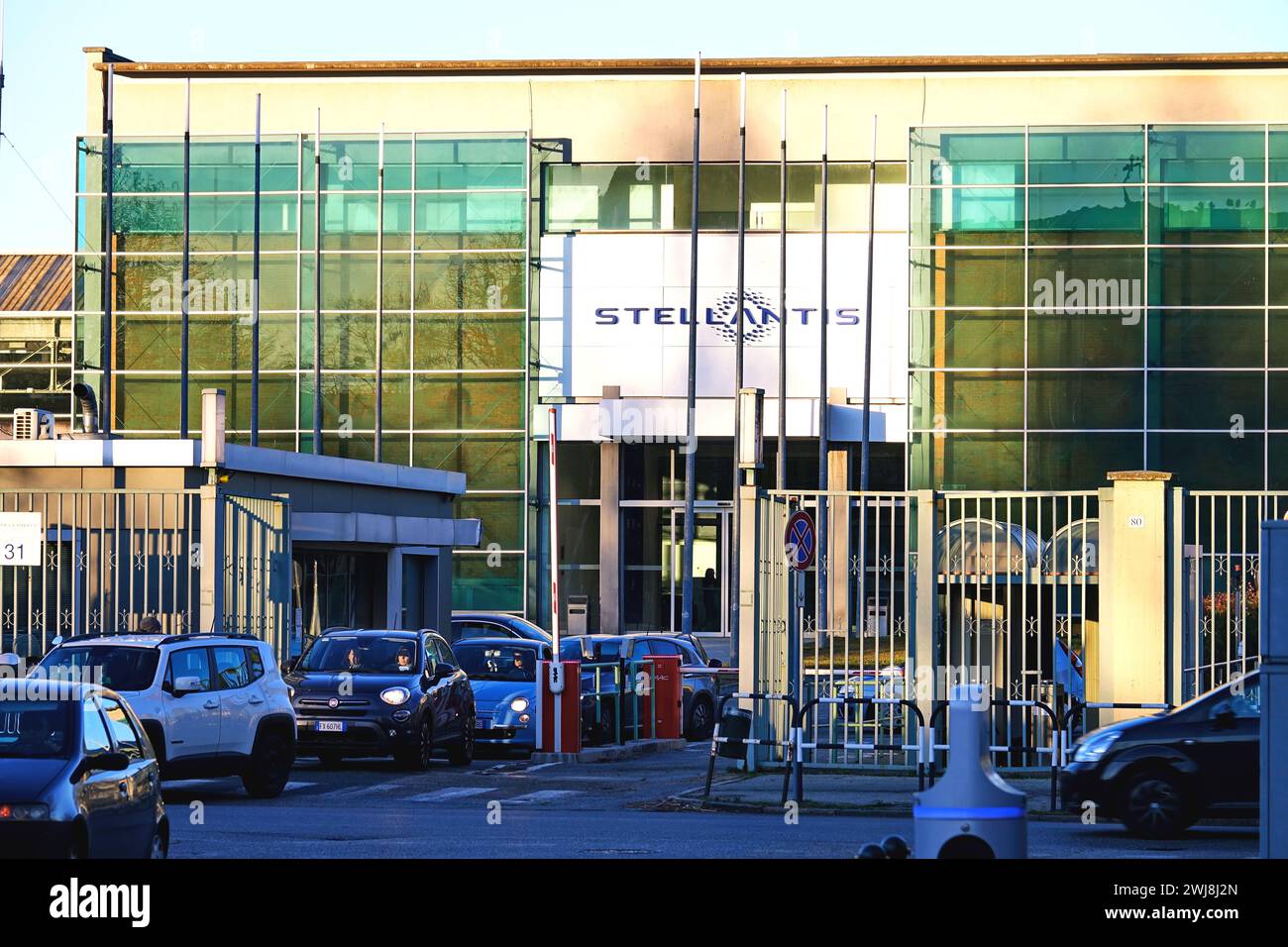 Turin, Italien - Februar 2024: Das Stellantis-Logo am Eingang der Mirafiori-Fabrik in Turin. Stockfoto