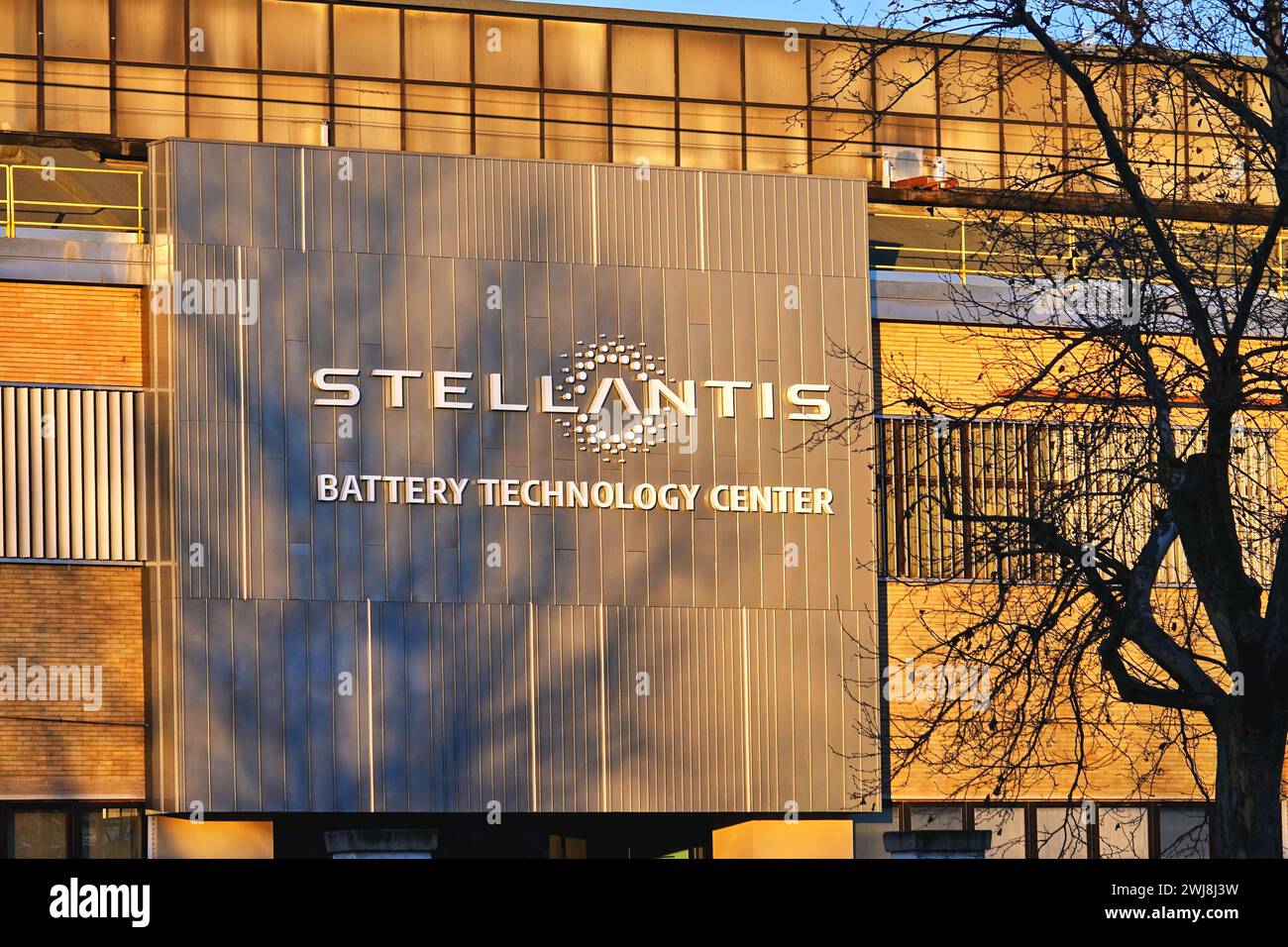 Turin, Italien - Februar 2024: Das Stellantis-Logo am Eingang der Mirafiori-Fabrik in Turin. Stockfoto