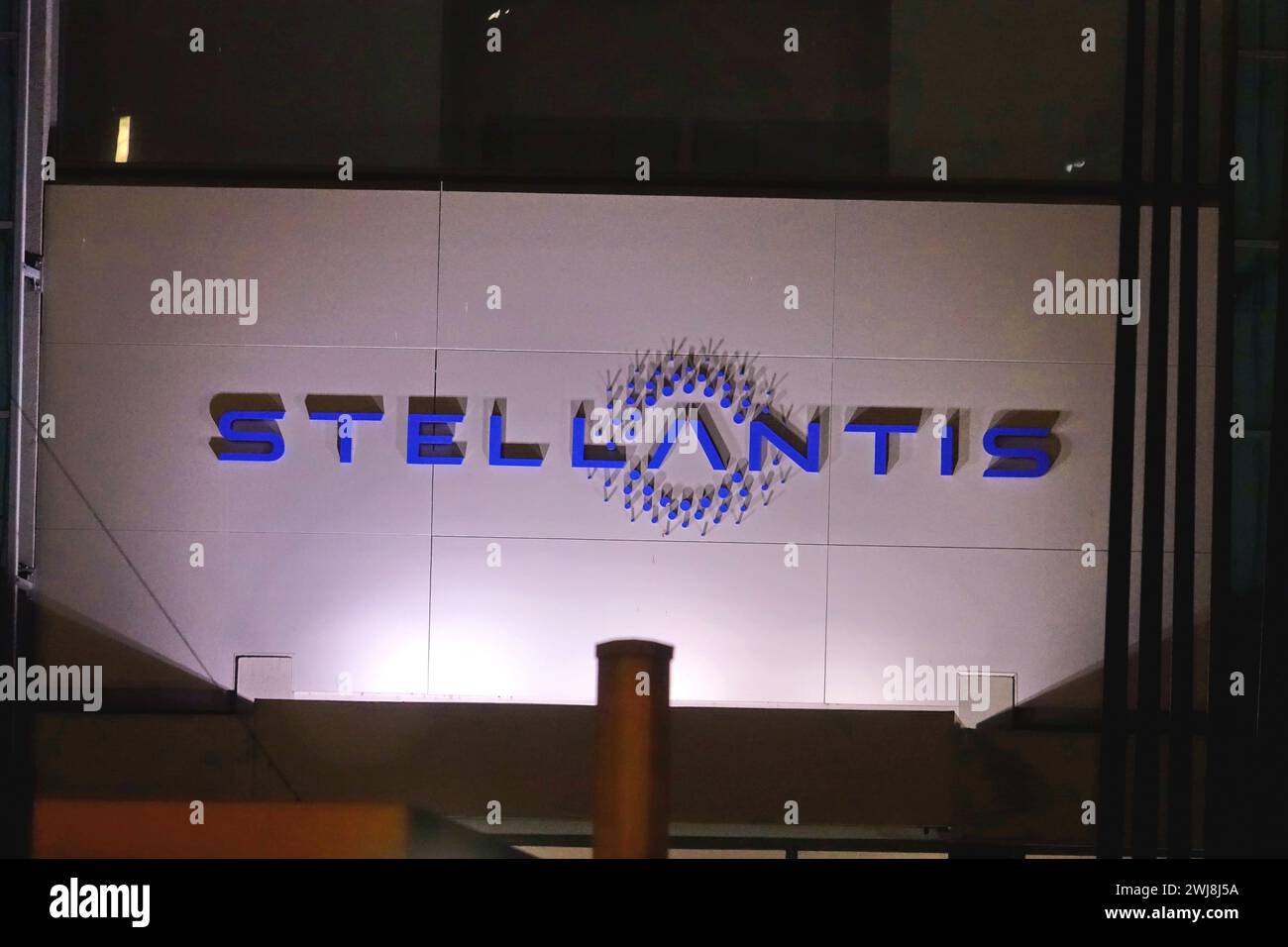 Turin, Italien - Februar 2024: Das Stellantis-Logo am Eingang der Mirafiori-Fabrik in Turin. Stockfoto