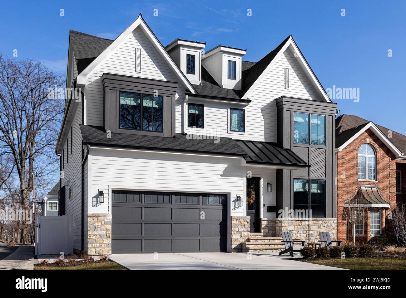 Ein luxuriöses, modernes Bauernhaus in Schwarz und weiß mit Brett und Leisten. Stockfoto