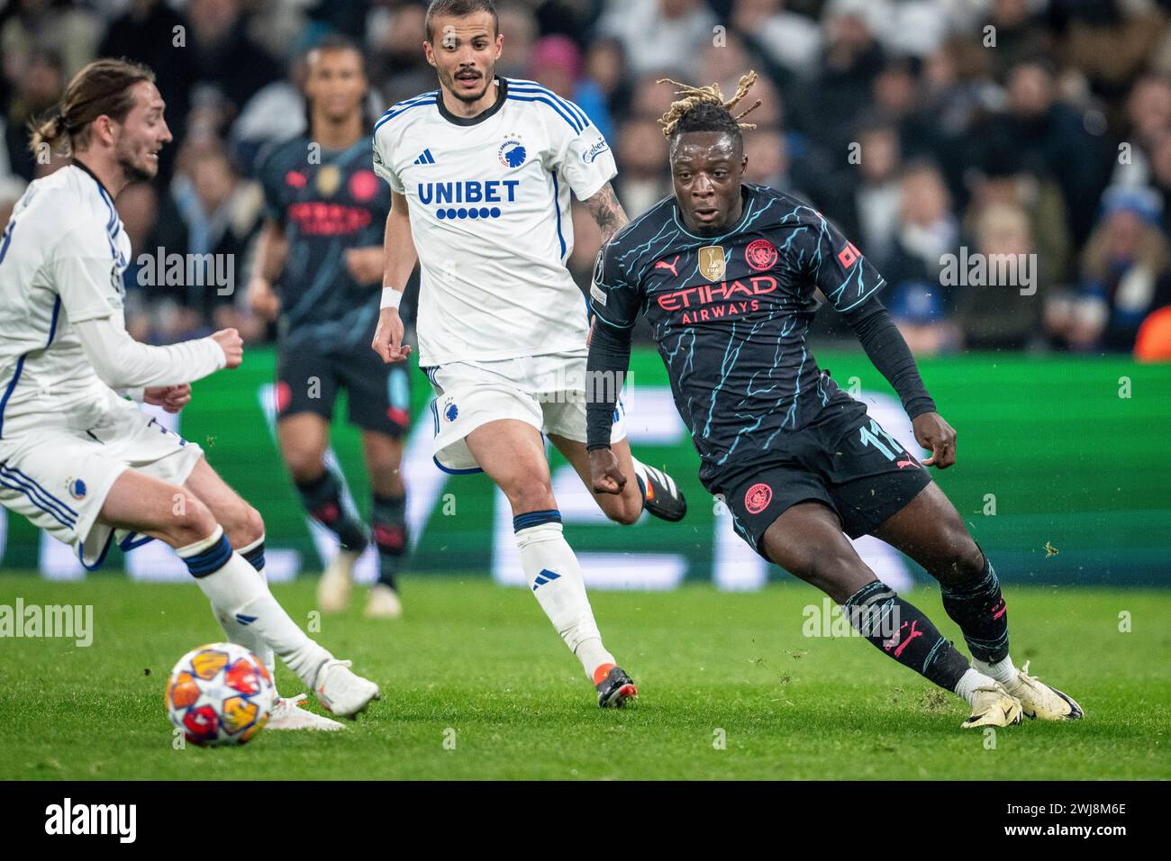 FC Kopenhagen Rasmus Falk in einem Spiel mit Jeremy Doku von Manchester City im Zusammenhang mit dem FC Kopenhagen trifft Manchester City in der Achtelfinale der UEFA Champions League am Dienstag, den 13. Februar 2024. (Foto: Mads Claus Rasmussen/Ritzau Scanpix) Stockfoto