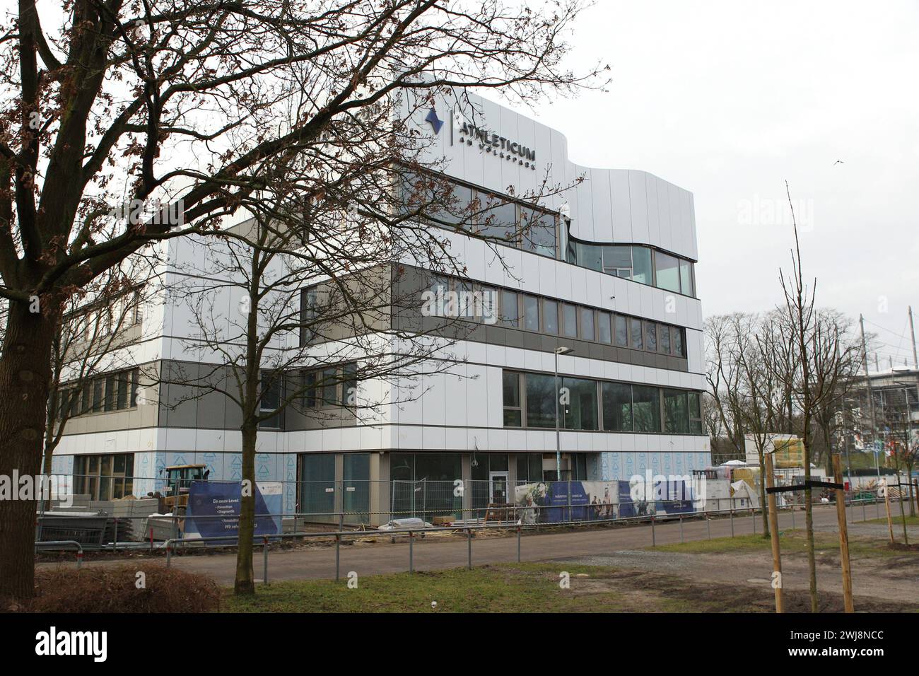 Das neue Athleticum am Volkspark in unmittelbarer Nähe zum Volksparkstadion des Fußball-Zweitligisten Hamburger SV. Das Kompetenzzentrum für Sport-, Bewegungs- und Präventionsmedizin, ein Gemeinschaftsprojekt vom Universitätsklinikum Hamburg-Eppendorf UKE, dem Hamburger SV, Philips und CTP, soll im Sommer 2024 eröffnet werden. Stellingen Hamburg *** das neue Athleticum am Volkspark in unmittelbarer Nähe des Volkspark Stadions des Zweitligisten Hamburger SV das Kompetenzzentrum für Sport, Bewegung und Präventivmedizin, ein gemeinsames Projekt der Universitätsmedizin Hamb Stockfoto