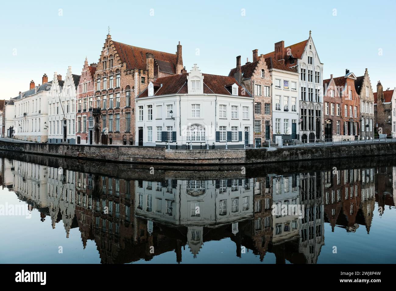 Kanal in Brügge, Häuser, die sich auf dem Wasser spiegeln Stockfoto