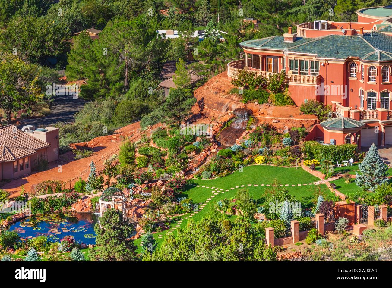 Red Sandstone Hills um Sedona, Arizona, sind eine einzigartige geologische Formation, die als Schnebly Hill Formation bekannt ist. Schnebly Hill Formation Stockfoto