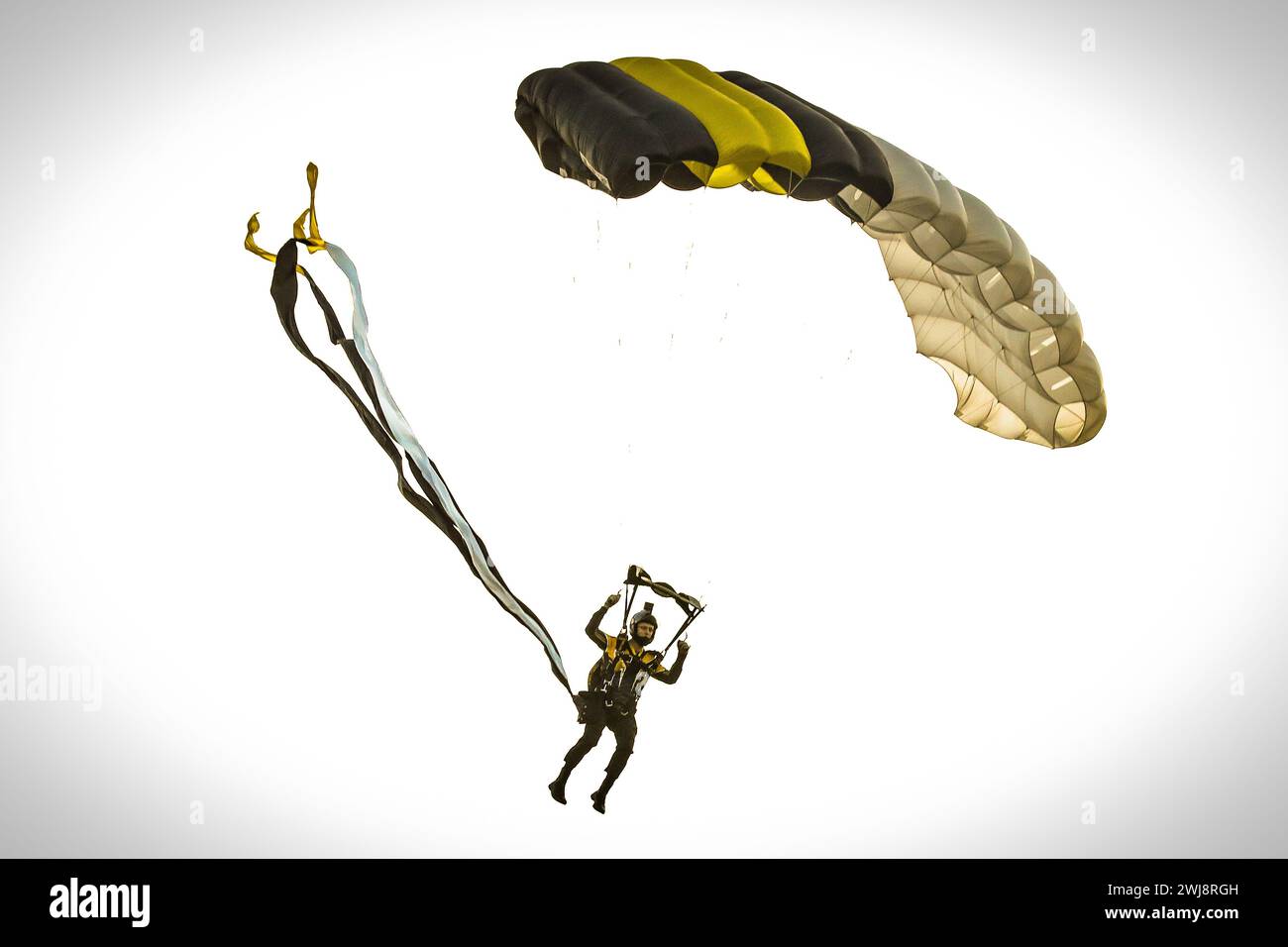 Kadetten der United States Military Academy mit dem West Point Parachute Team führen am 14. September 2023 eine Fallschirmdemonstration in einem Fußballspiel an der Kinnelon High School in Kinnelon, New Jersey durch. (Foto der Nationalgarde der US-Armee von SPC. Seth Cohen) Stockfoto