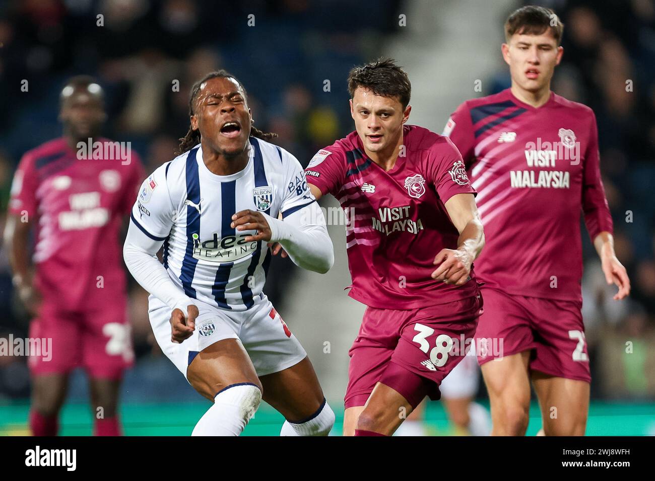 West Bromwich, Großbritannien. Februar 2024. Brandon Thomas-Asante von West Bromwich Albion wird von Perry ng während des EFL Sky Bet Championship-Spiels zwischen West Bromwich Albion und Cardiff City am 13. Februar 2024 bei den Hawthorns in West Bromwich, England, gefordert. Foto von Stuart Leggett. Nur redaktionelle Verwendung, Lizenz für kommerzielle Nutzung erforderlich. Keine Verwendung bei Wetten, Spielen oder Publikationen eines einzelnen Clubs/einer Liga/eines Spielers. Quelle: UK Sports Pics Ltd/Alamy Live News Stockfoto