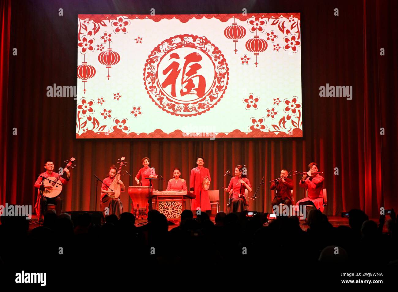 Edinburgh, Schottland, Großbritannien. Februar 2024. Fröhlicher Drache für Ein glückliches chinesisches Neujahr geht es weiter in den Versammlungsräumen mit einer Show von Tanz, Kostümen, kulturellen und künstlerischen Darbietungen, einer Extravaganz voller lebendiger Darbietungen, traditioneller Feste und immersiver Erlebnisse. Quelle: Craig Brown/Alamy Live News Stockfoto