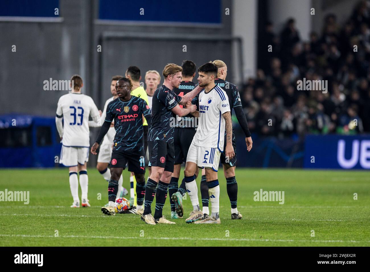 Kopenhagen, Dänemark. Februar 2024. Kevin Diks (2) vom FC Kopenhagen und Kevin de Bruyne (17) von Manchester City nach dem Spiel der UEFA Champions League zwischen dem FC Kopenhagen und Manchester City in Parken in Kopenhagen. (Foto: Gonzales Photo/Alamy Live News Stockfoto