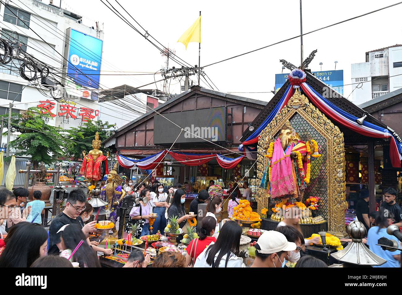 Der Ganesha-Schrein in Huai Khwang in Bangkok sieht viele Besucher am ersten Tag des Neujahrs 2024, die kommen, um für Segnungen zu beten Stockfoto