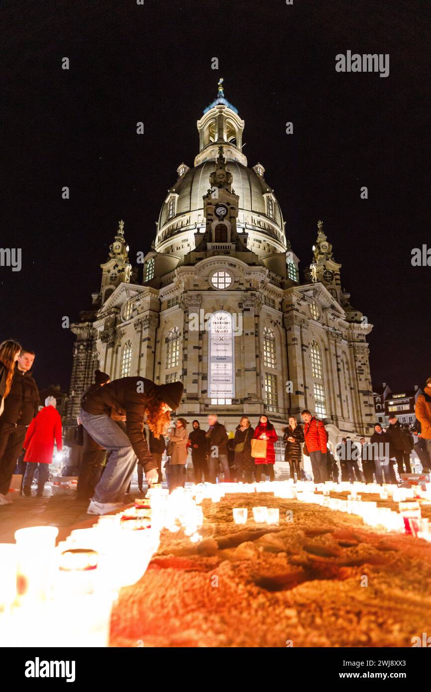 Dresden - Gedenken zum Jahrestag der Bombardierung DEU/Deutschland/Sachsen/Dresden, 13.02.2024, vor der Frauenkirche haben Buerger Gedenkkerzen angezuendet. Die Stadt Dresden gedenken zum 79. Jahrestag der Zerstoerung der Stadt Dresden im 2. Weltkrieg Bombardierung am 13. Februar 1945 und der Millionen Opfer der nationalsozialistischen Gewaltherrschaft und des Antisemithismus. *** Dresden anlässlich des Jahrestages des Bombenanschlags DEU Deutschland Sachsen Dresden, 13 02 2024, vor der Frauenkirche haben Bürger Gedenkkerzen angezündet die Stadt Dresden erinnert an das 79-jährige Jubiläum Stockfoto