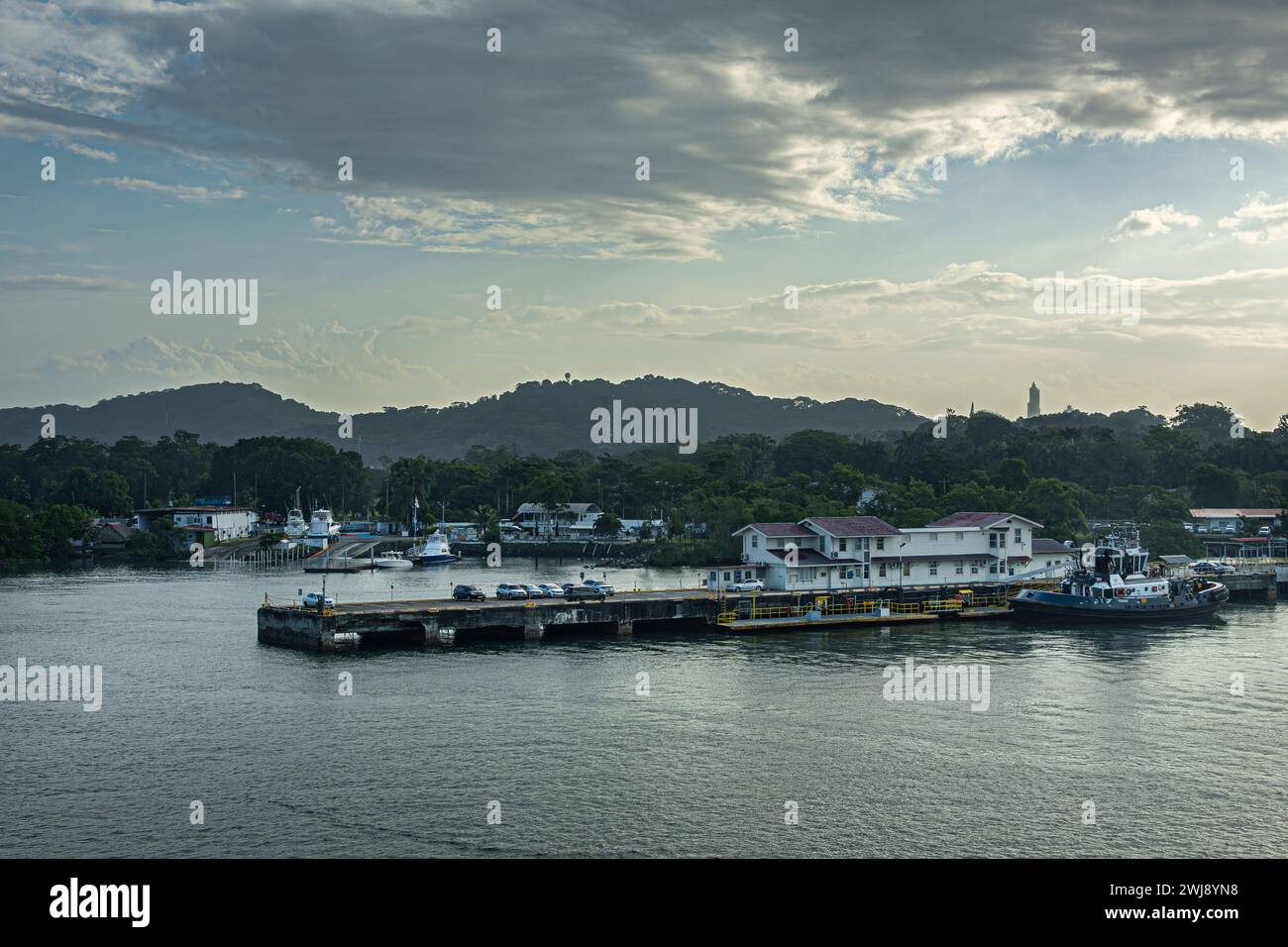 Panamakanal, Panama - 24. Juli 2023: Muelle de Diablo, Pier- und Bootsanlegestelle des Wohnviertels Diable unter Morgenwolken Stockfoto
