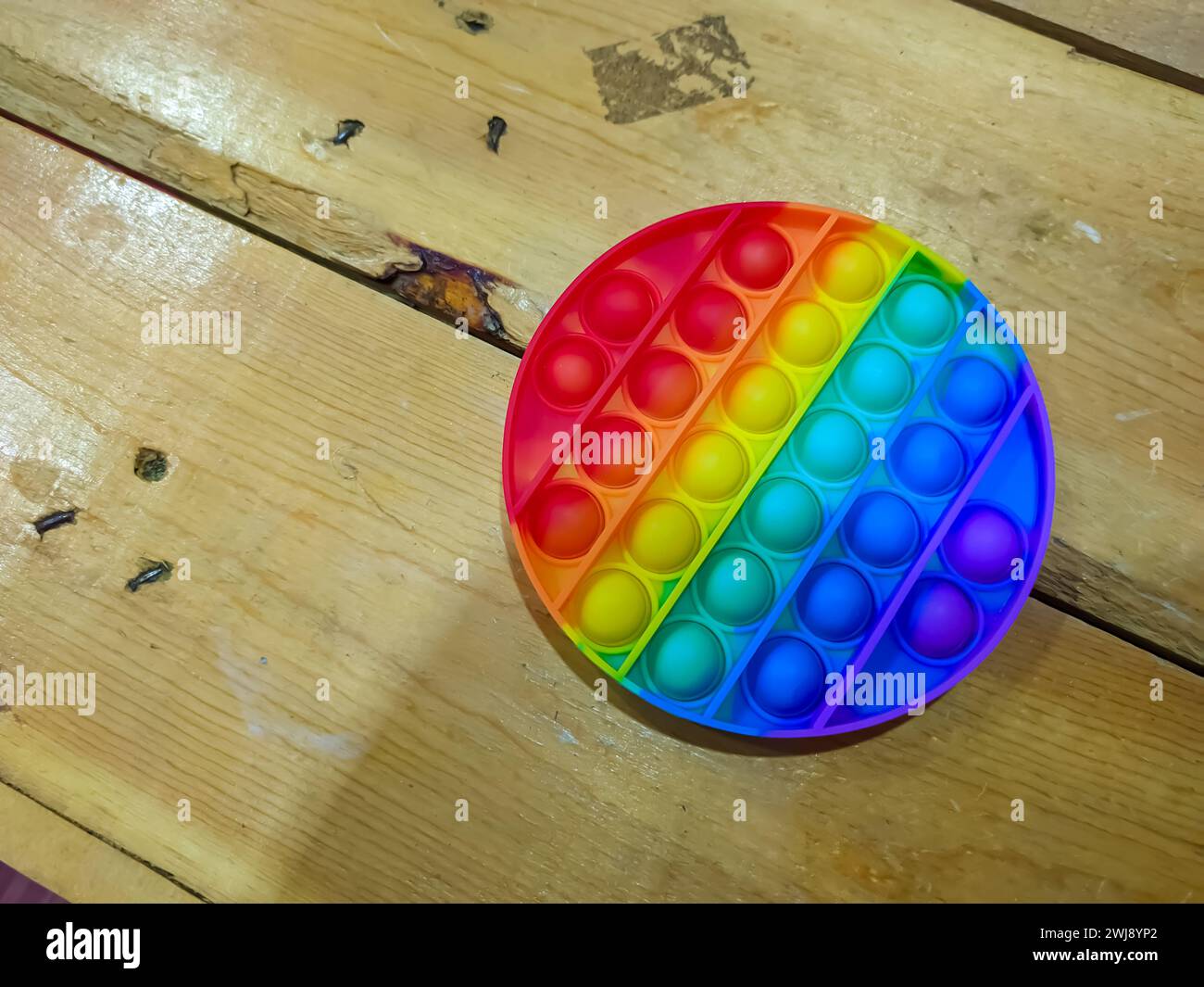 Silikon farbenfrohe Anti-Stress-Optik auf hölzernem Hintergrund Stockfoto