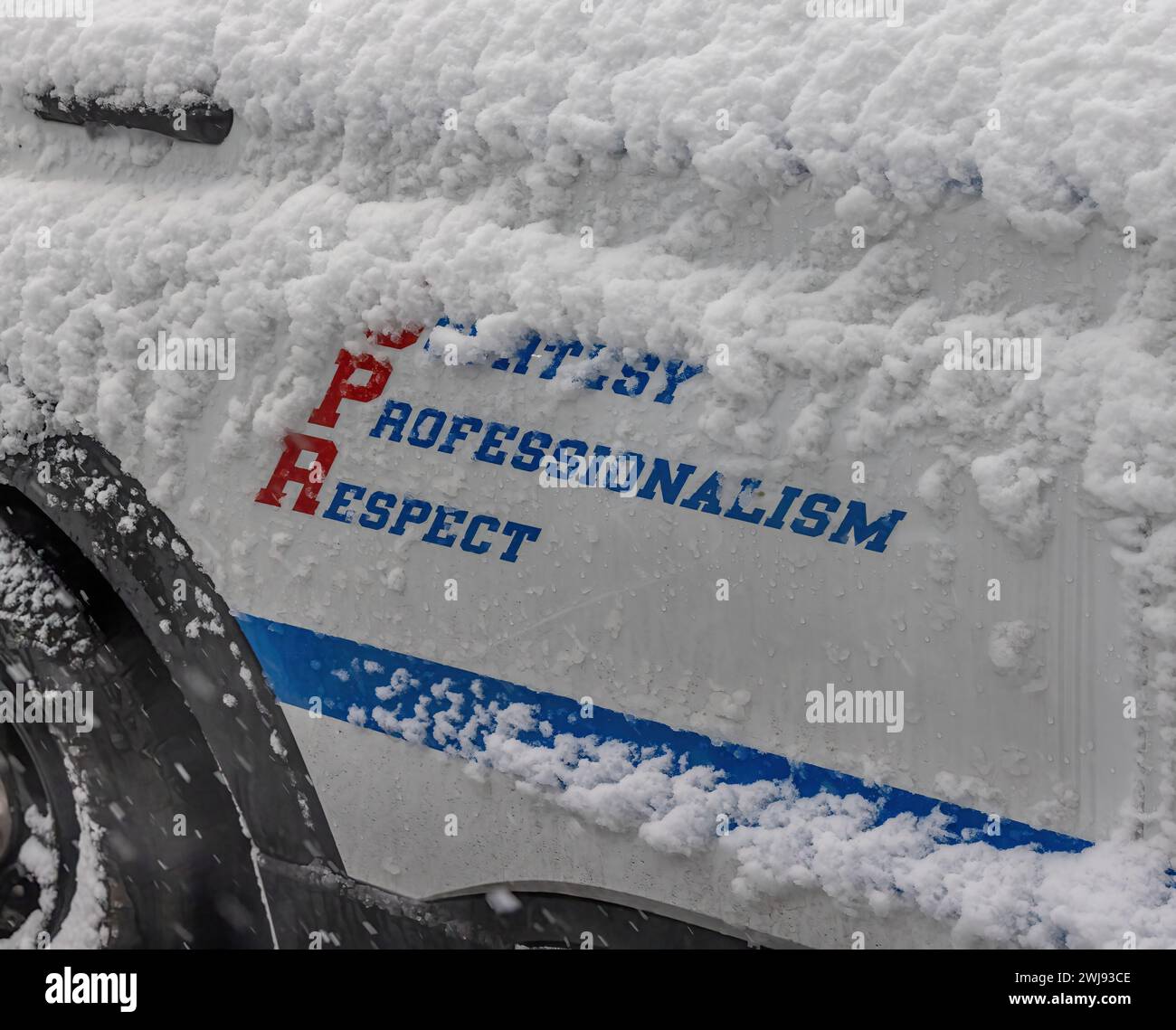 NEW YORK, New YORK – 13. Februar 2024: Ein Fahrzeug der New York City Police Department wird während eines Wintersturms in Manhattan gesehen. Stockfoto